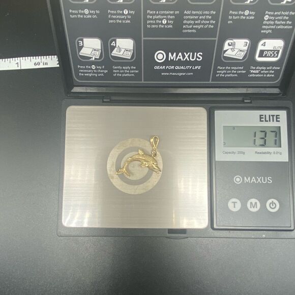 14K yellow gold etched dolphin pendent w/o chain weighing 1.37g - Picture 6 of 6